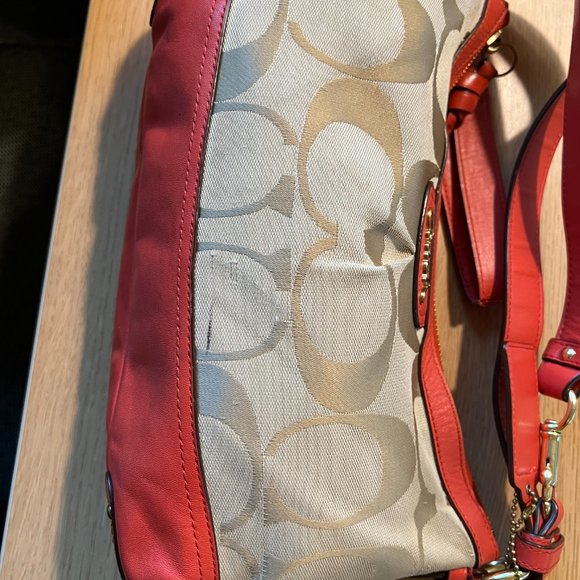 Small Coach Poppy Purse with gold accents - Picture 15 of 16